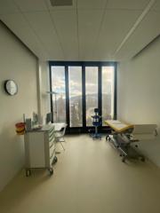 Fully equipped treatment rooms for study visits. The visit rooms are set-up to allow all aspects of a study visit and medical and nursing consultation.